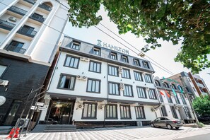 Front of property - Hamilton (Tashkent)