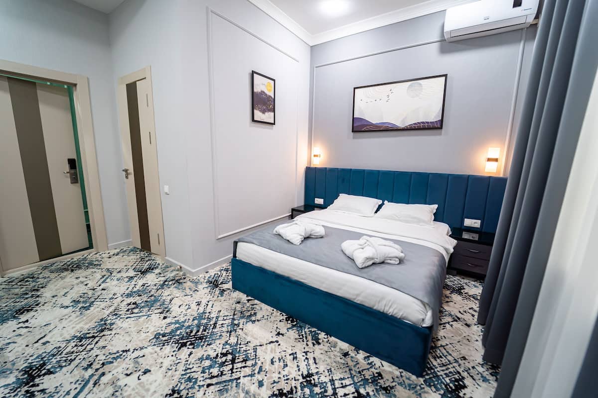 Deluxe Room | 1 bedroom, premium bedding, down comforters, in-room safe