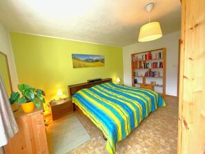3 bedrooms, desk, iron/ironing board, travel cot