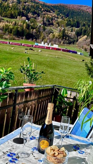 Outdoor dining - Spacious Apartment with 3 bedrooms, 2 bathrooms, kitchen and living room  (Poschiavo)