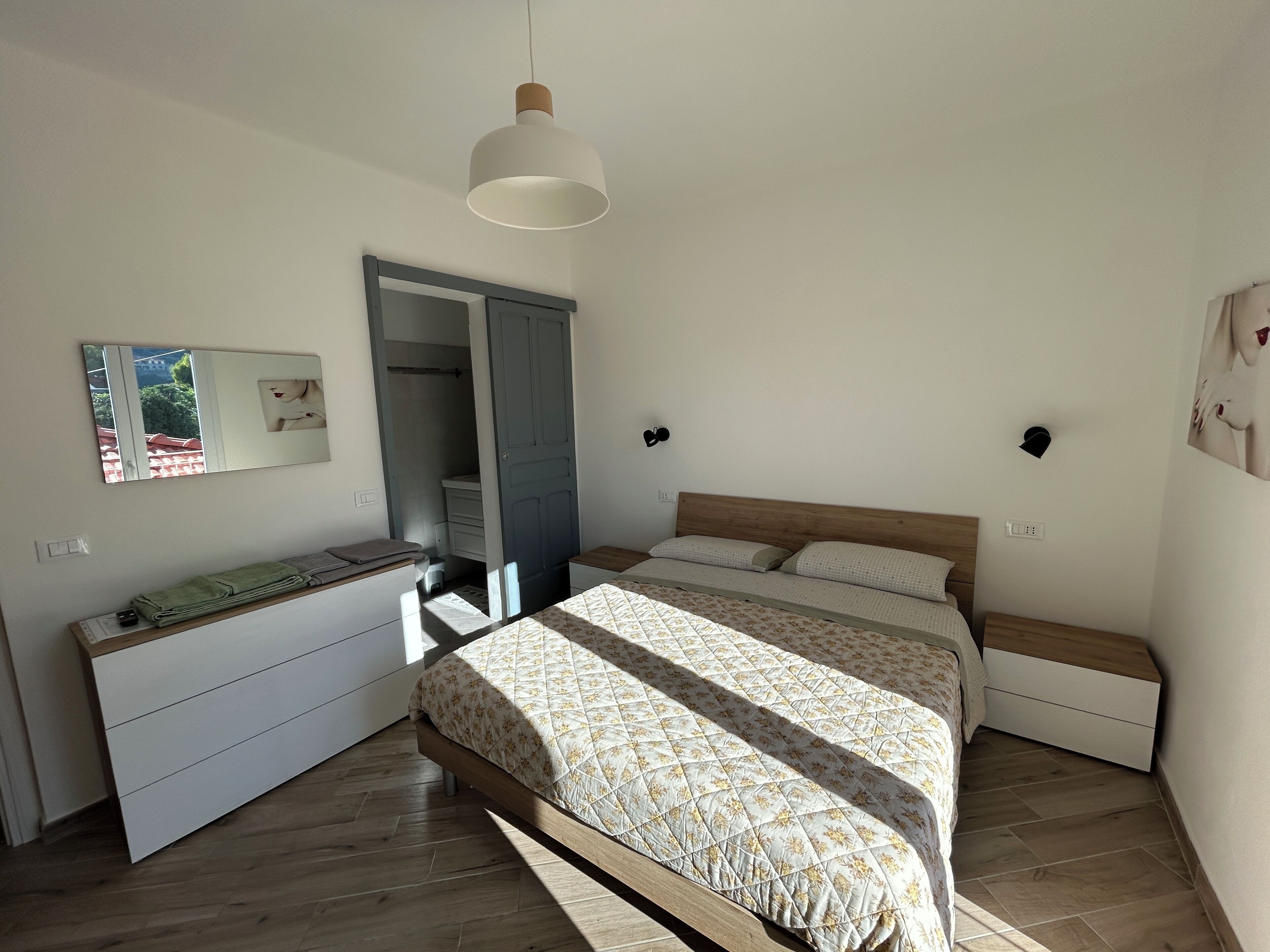 2 عدّة غرف نوم ومكواة/لوح كي وواي فاي وملاءات أسرّة