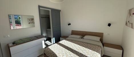 2 عدّة غرف نوم ومكواة/لوح كي وواي فاي وملاءات أسرّة