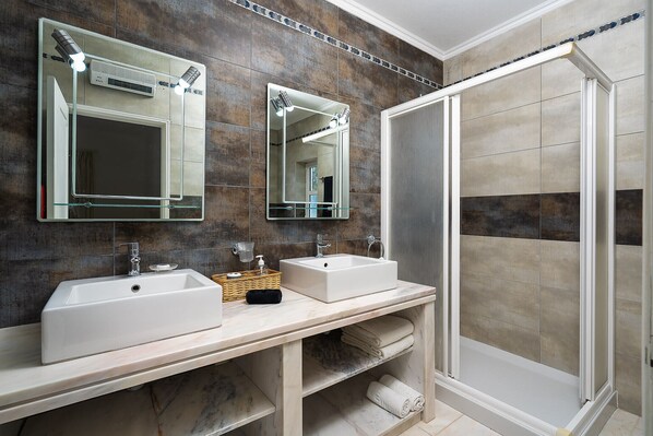 Bathtub, hair dryer, towels