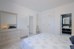 3 quartos, cofres nos quartos, ferros/tábuas de passar roupa