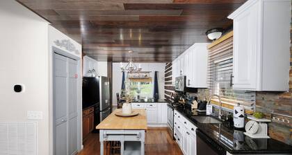 High end, pet friendly 2br w/ game room and fenced-in yard!