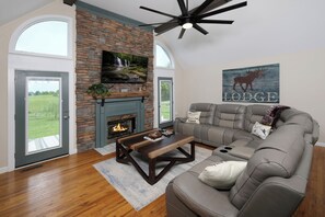 Smart TV, fireplace, video games, books - High end, pet friendly 2br w/ game room and fenced-in yard! (Sevierville)
