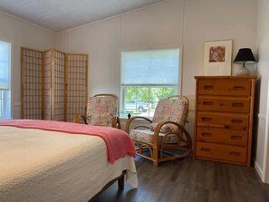 5 bedrooms, iron/ironing board, free WiFi, bed sheets