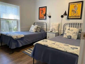 5 bedrooms, iron/ironing board, free WiFi, bed sheets - Beach Walk Getaway (South Haven)