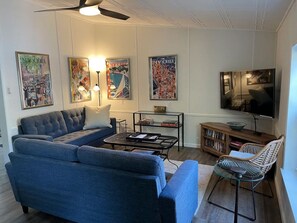 TV connectée, lecteur de DVD, livres