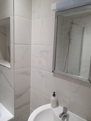 SĂšche-cheveux, serviettes fournies, papier toilette