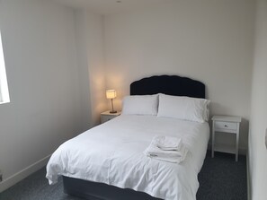 1 slaapkamer, een strijkplank/strijkijzer, wifi, beddengoed