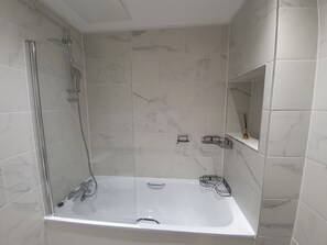 Een haardroger, handdoeken, toiletpapier