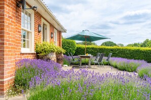 Outdoor dining - Higham Place Lodge, Higham (Higham)