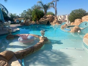 Piscine extérieure, parasols de plage, chaises longues