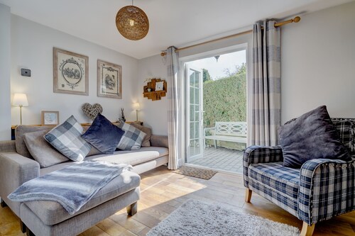 April Cottage | Charming Coastal Cottage Near the Beach in Winterton-on-Sea