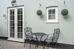 Outdoor dining - April Cottage | Winterton Cottages (Winterton-on-Sea)
