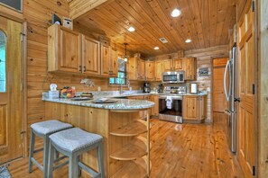 Kylskåp, mikrovågsugn, ugn och spishäll