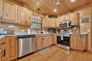 Fridge, microwave, oven, stovetop - Discover Lookout Lodge, where pets are pampered amidst majestic mountain views. Unwind in a hot tub, gather by the firepit, and explore nearby hiking trails (Mineral Bluff)