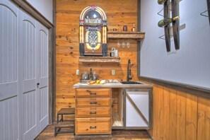 Interior - Discover Lookout Lodge, where pets are pampered amidst majestic mountain views. Unwind in a hot tub, gather by the firepit, and explore nearby hiking trails (Mineral Bluff)