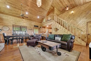 Smart TV, fireplace, foosball - Discover Lookout Lodge, where pets are pampered amidst majestic mountain views. Unwind in a hot tub, gather by the firepit, and explore nearby hiking trails (Mineral Bluff)