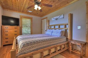3 bedrooms, iron/ironing board, free WiFi, bed sheets - Amber Sunsets dazzles with panoramic views, hot tub luxury, a custom firepit, screened porch, pool table, and pet-friendly hospitality! (Talking Rock)