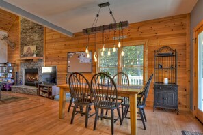 Dining - Amber Sunsets dazzles with panoramic views, hot tub luxury, a custom firepit, screened porch, pool table, and pet-friendly hospitality! (Talking Rock)