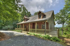 Exterior - Amber Sunsets dazzles with panoramic views, hot tub luxury, a custom firepit, screened porch, pool table, and pet-friendly hospitality! (Talking Rock)