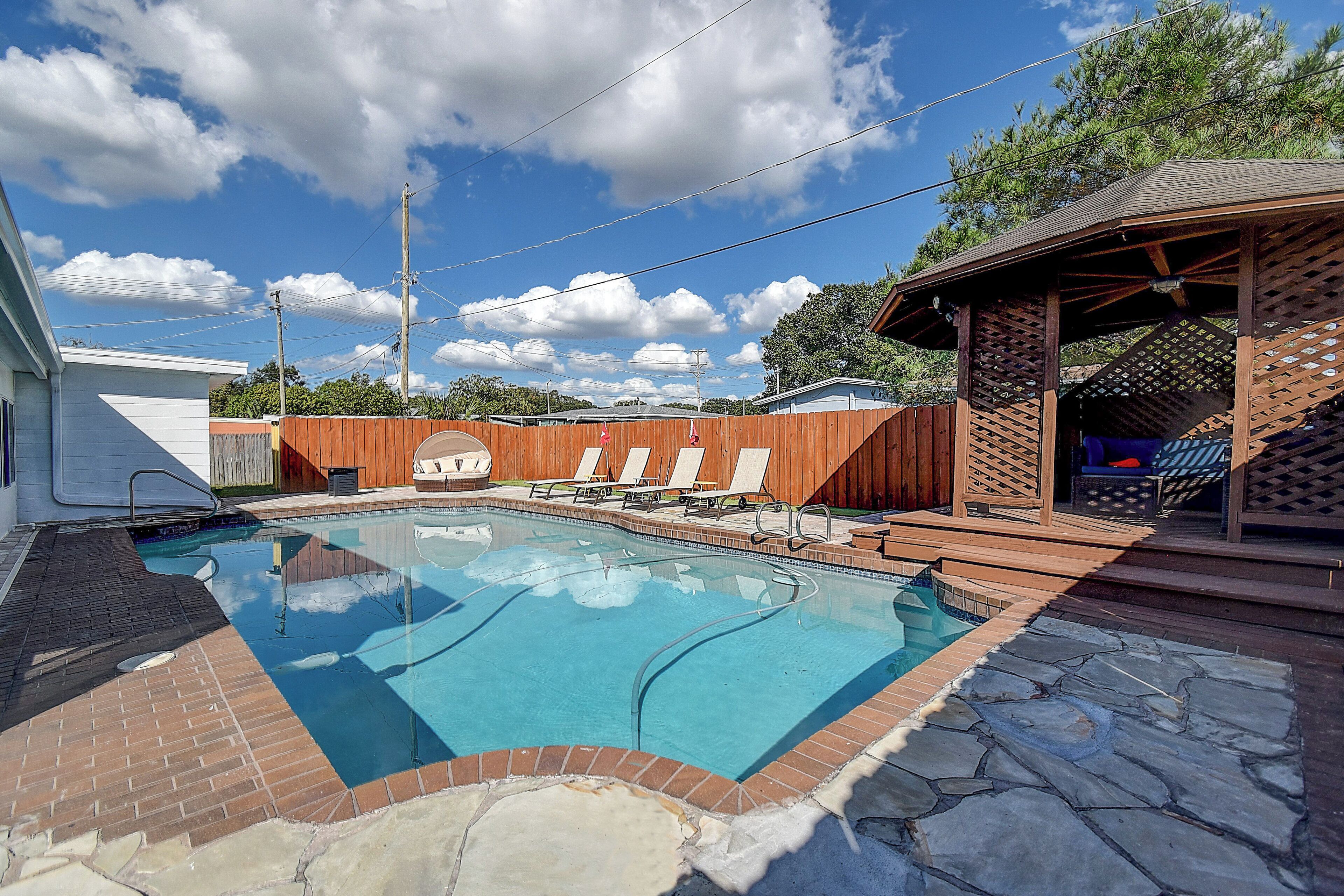 Spacious 7 Bed Heated Pool Home With Putting Green