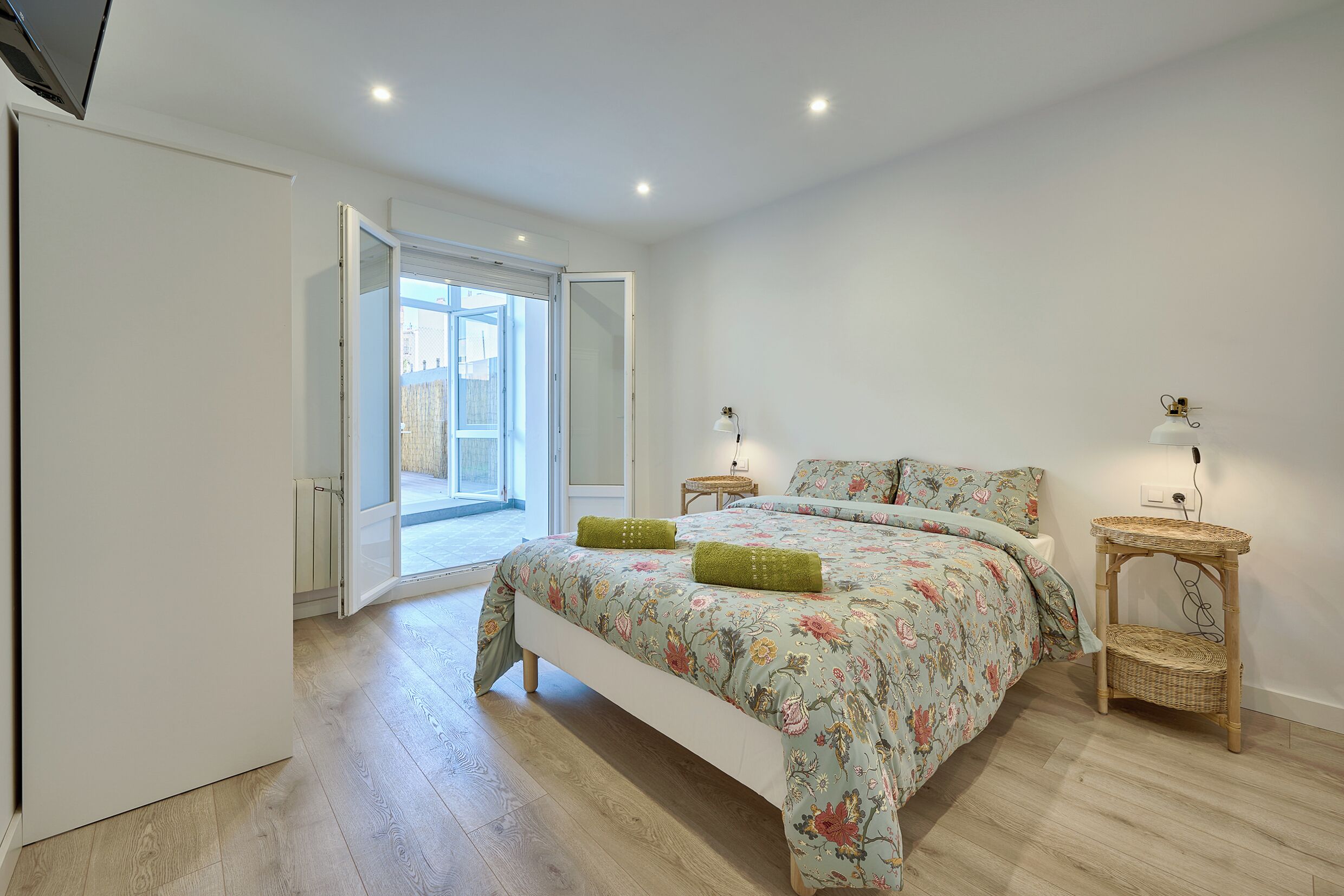 4 bedrooms, bed sheets