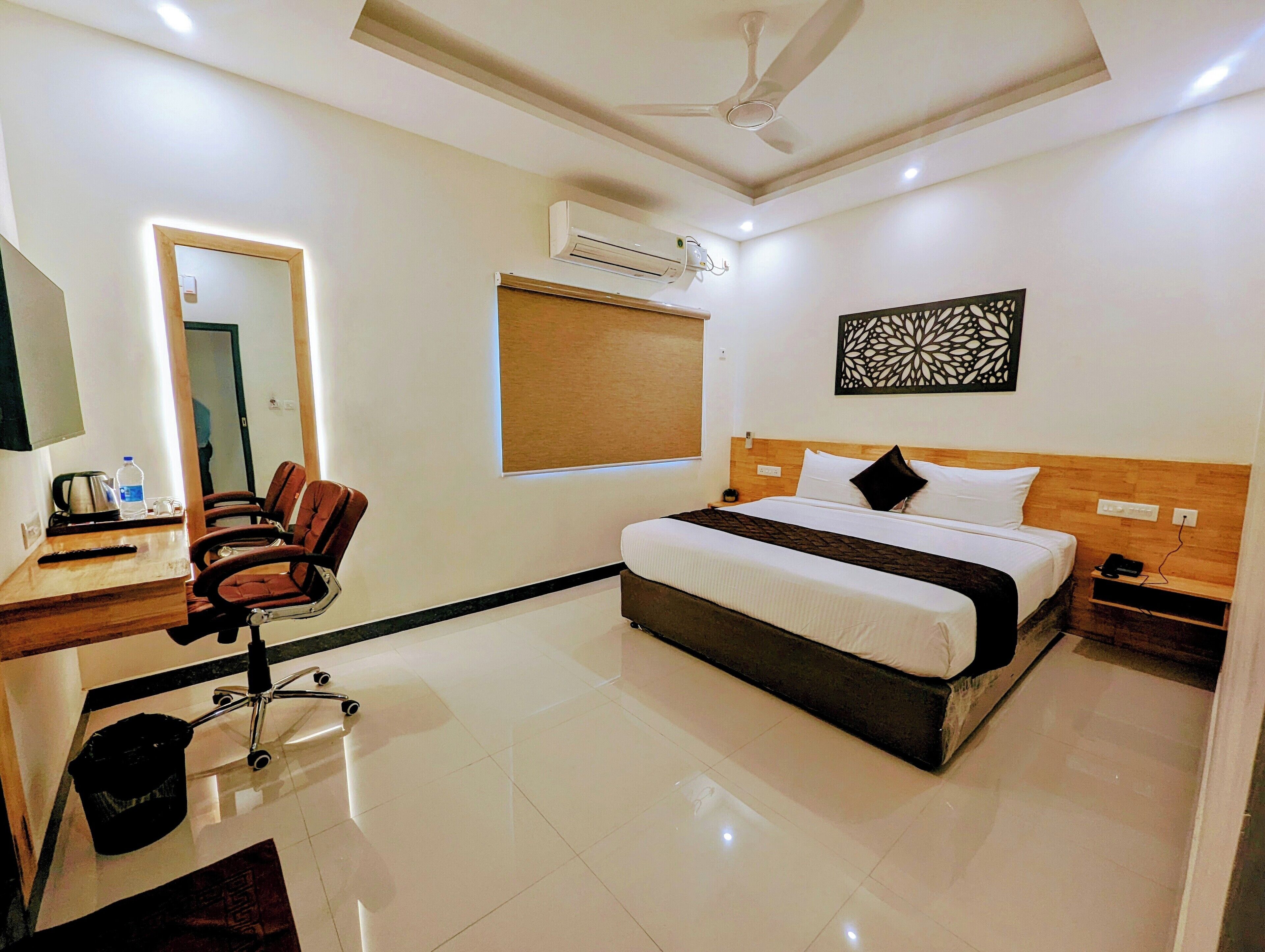 华丽双人房 | 办公桌、隔音、免费 WiFi