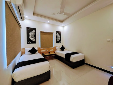 Business Twin Room | Desk, soundproofing, free WiFi