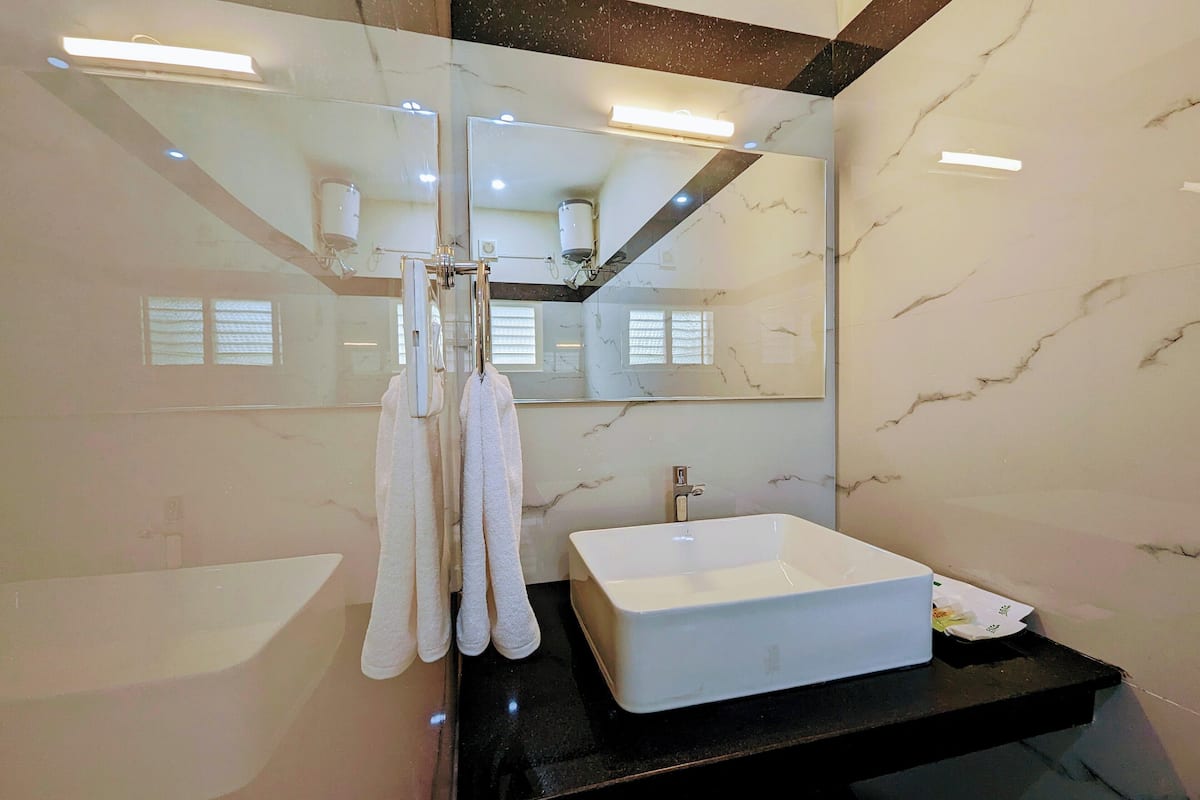 business twin room | bathroom