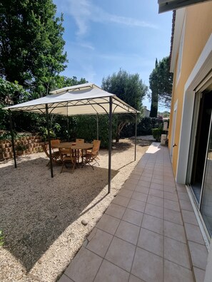 Outdoor dining - Appartement Duplex 6/8 Personnes Avec Jardin (Saint-Raphaël)