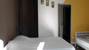 3 habitaciones, tabla de planchar con plancha y ropa de cama