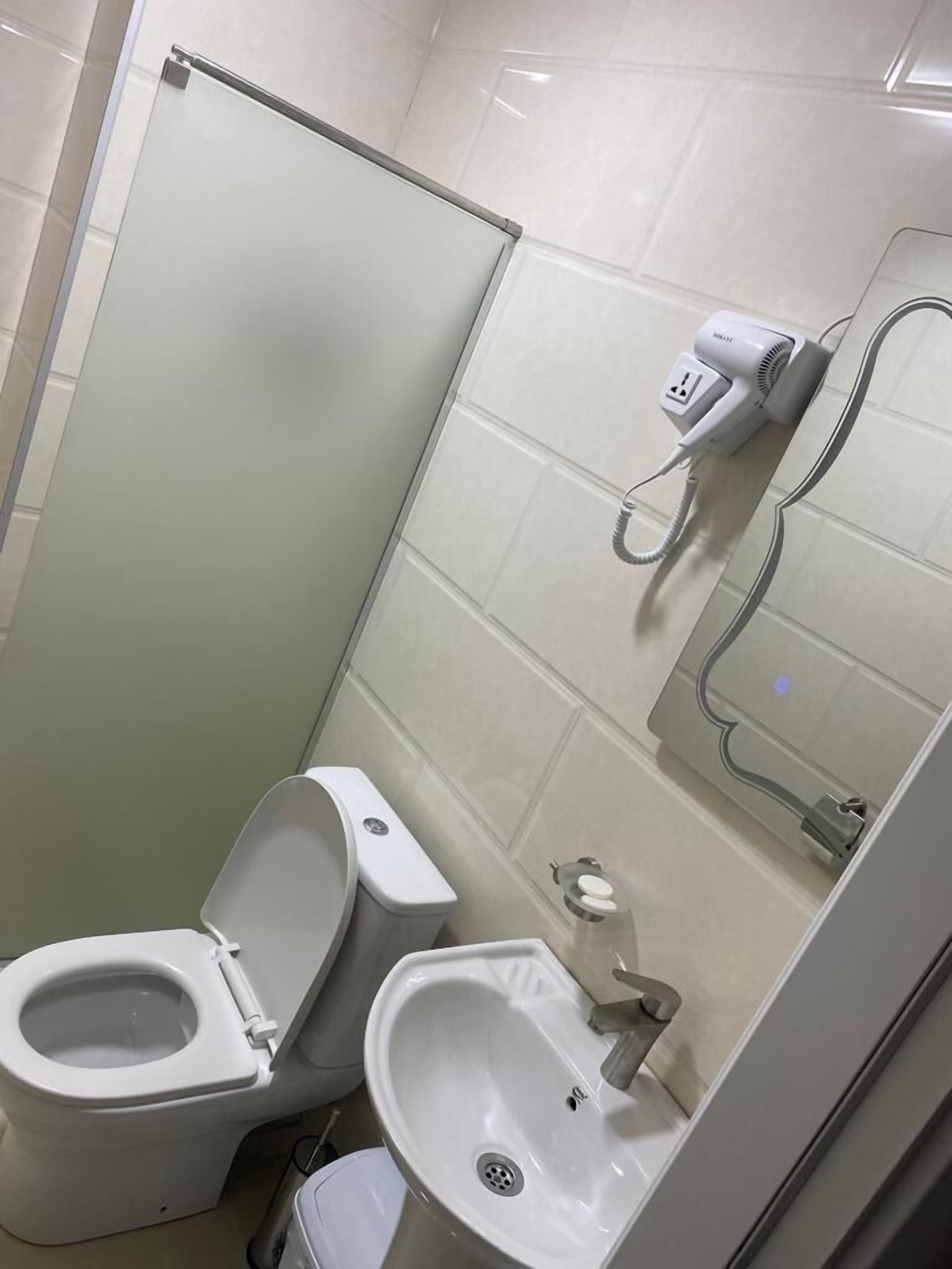 Un baño con inodoro, bidé y lavamanos.