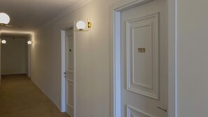 Ein Korridor mit weißen Türen, jede Tür mit einer Nummer versehen.