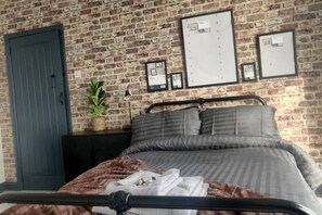 4 bedrooms, WiFi, bed sheets