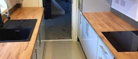 Frigorífic, microones i utensilis de cuina, vaixella i coberteria