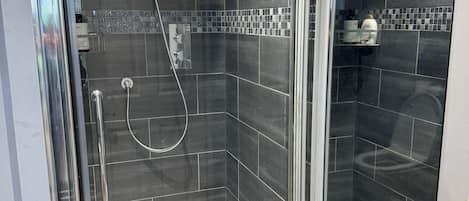 Douche, séchoir à cheveux, serviettes fournies, savon
