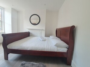 3 bedrooms, WiFi, bed sheets - KINGbeds in London Townhouse Sleep UP to 8 (London)