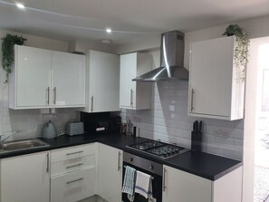 Private kitchen - KINGbeds in London Townhouse Sleep UP to 8 (London)