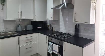 Kingbeds in London Townhouse Sleep UP to 8