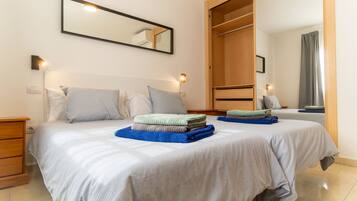 1 dormitorio, cortinas opacas, wifi gratis y ropa de cama
