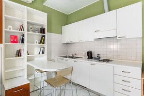 Réfrigérateur, micro-ondes, bouilloire électrique