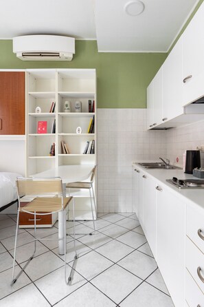 Réfrigérateur, micro-ondes, bouilloire électrique