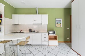 Fridge, microwave, electric kettle, cookware/dishes/utensils - Studio Calari alle Mura by Wonderful Italy (Bologna)