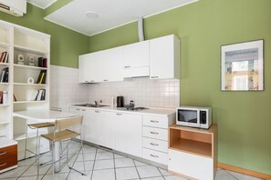 Jääkaappi, mikroaaltouuni, liesi, keittoastiat/astiat/ruokailuvälineet