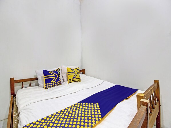 Desk, free WiFi, bed sheets - Hotel O Luqman Kostel Syariah (Semarang)