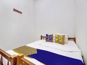 Desk, free WiFi, bed sheets - Hotel O Luqman Kostel Syariah (Semarang)