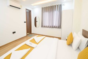 Suite Room | Premium bedding, individually decorated, individually furnished - DIPLOMAT REGENCY (New Delhi)